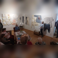 Bei der Ausstellungseröffnung erzählte Museumsleiterin Erika Kränzlein den Besucherinnen und Besuchern etwas zur Kulturgeschichte der Unterwäsche. (Foto: Jürgen Eisen)