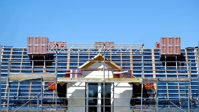 Der Eigenheimkauf ist vor allem in Bayerns Ballungsräumen für viele nahezu unbezahlbar. (Symbolbild) (Foto: Sven Hoppe/dpa)