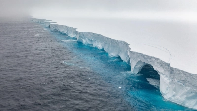 Unter anderem durch Schmelzwasser entstanden höhlenartige Vertiefungen im Eis. (Foto: Ian Strachan/Eyos Expeditions/dpa)