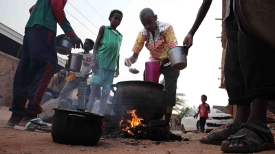 Menschen bereiten in einem Viertel von Khartum Essen zu. Im Sudan soll eine Waffenpause gelten. (Foto: -/AP/dpa)