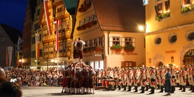 Beim Schwertertanz des Zuntreigens liefern sich zwei junge Männer, getragen von ihren Kollegen, hoch oben einen Schaukampf. (Foto: Martina Haas)