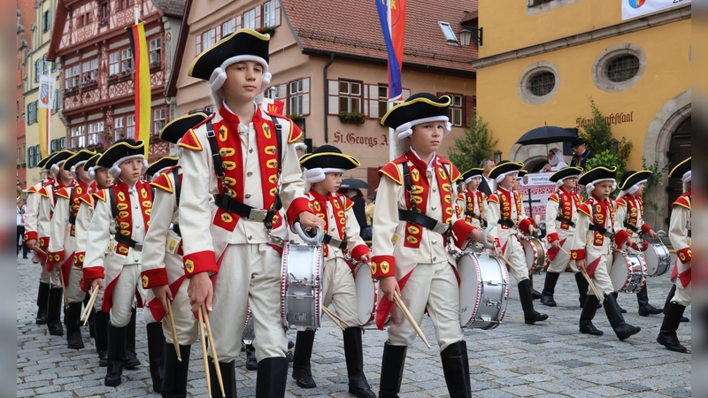 Der Einsatz als Spielmannstrommler steht am Anfang der Laufbahn in der Dinkelsbühler Knabenkapelle. Das Bild entstand beim Trachtenumzug der Siebenbürger Sachsen an Pfingsten. (Foto: Martina Haas)