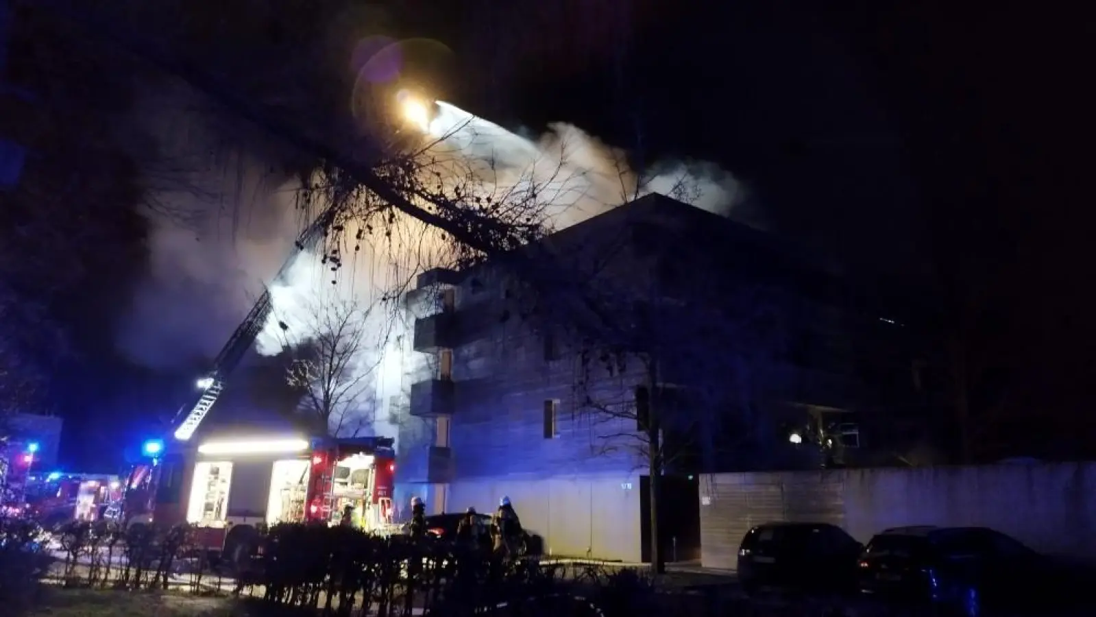 In Ansbach brennt in der Silvesternacht ein Mehrfamilienhaus lichterloh. (Foto: Robert Maurer)