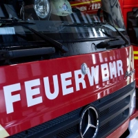 Die Feuerwehr löscht den Brand. (Symbolbild) (Foto: Sven Hoppe/dpa)