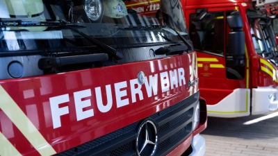 Die Feuerwehr löscht den Brand. (Symbolbild) (Foto: Sven Hoppe/dpa)