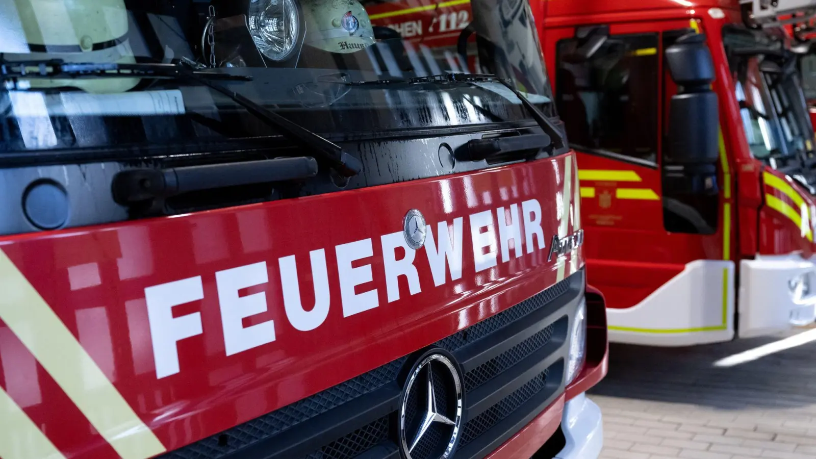 Die Feuerwehr löscht den Brand. (Symbolbild) (Foto: Sven Hoppe/dpa)