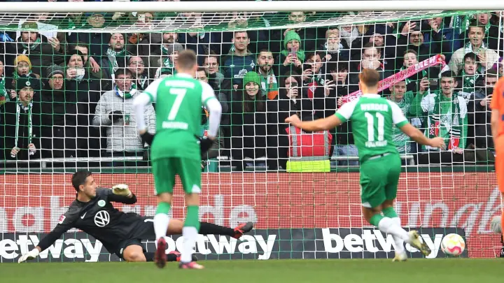 Werders Niclas Füllkrug (r) trifft per Elfmeter zum 1:0. (Foto: Carmen Jaspersen/dpa)