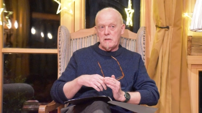 Im Ohrensessel auf der Bühne in seiner Scheune liest Autor Killen McNeill aus seinem neuen Buch „Lore und die letzten Tage“. (Foto: Andreas Reum)