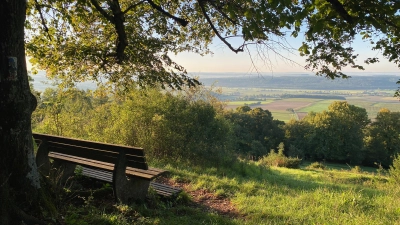 Der Hesselberg bietet auch von abgelegenen Stellen aus weite Aussichten über das Wörnitztal. Mittelfrankens höchster Berg lockt viele Wanderer. (Foto: Manfred Blendinger)