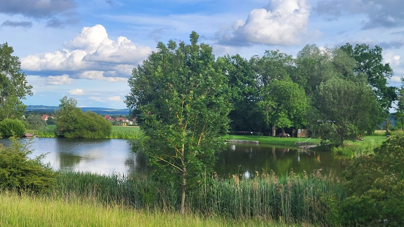 Der idyllisch gelegene Badeweiher in Röckingen soll künftig nur noch von ortsansässigen Bürgerinnen und Bürgern zum Zelten und für Feierlichkeiten genutzt werden. (Foto: Albert Schülein)