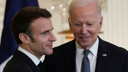 US-Präsident Joe Biden (r) und Frankreichs Staatspräsident Emmanuel Macron bei der Pressekonferenz im East Room des Weißen Hauses. (Foto: Susan Walsh/AP/dpa)