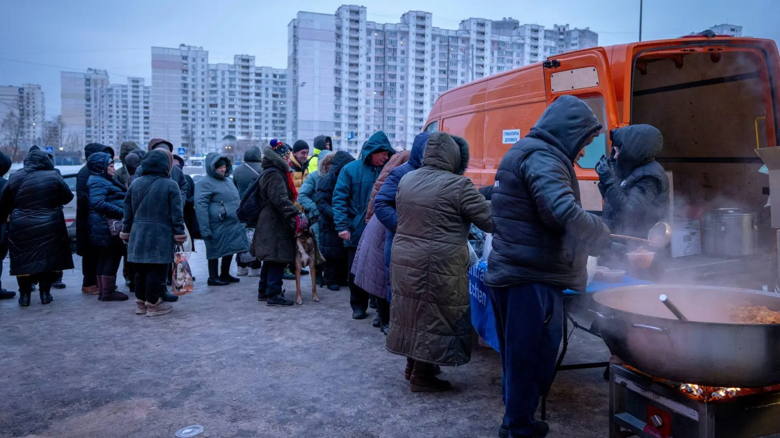 Auch ohne neue russische Angriffe auf Energieanlagen machen den Menschen in Kiew die bisherigen Schäden an der Infrastruktur täglich zu schaffen. (Archivbild) (Foto: Dan Bashakov/AP/dpa)