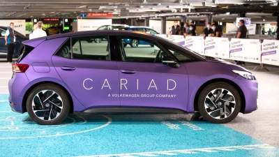 Ein Elektroauto von VW mit dem Aufdruck der Sparte „Cariad” ist während der Internationalen Automobil-Ausstellung (IAA Mobility) zu sehen. (Foto: Sven Hoppe/dpa)