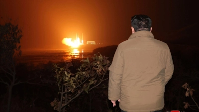 Der nordkoreanische Machthaber Kim Jong Un beobachtet den Start einer Rakete vom Typ „Chollima-1“. Der Inhalt dieses Bildes kann nicht unabhängig verifiziert werden. (Foto: Uncredited/KCNA/KNS/dpa)