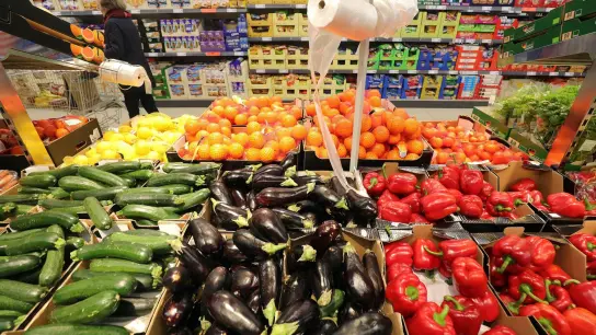 Obst- und Gemüse im Supermarkt. Mit einer flexitarischen Ernährung mit begrenztem Konsum von tierischen Produkten könnte unser Biodiversitäts-Fußabdruck bereits spürbar verringert werden - bei konsequenter vegetarischer oder veganer Ernährung noch deutlich stärker. (Foto: Wolfgang Kumm/dpa)