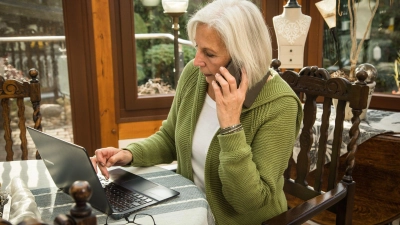 Telefon klingelt? Bloß nicht überrumpeln lassen – Ruhe bewahren schützt Geld und Daten. (Foto: Christin Klose/dpa Themendienst/dpa-tmn)
