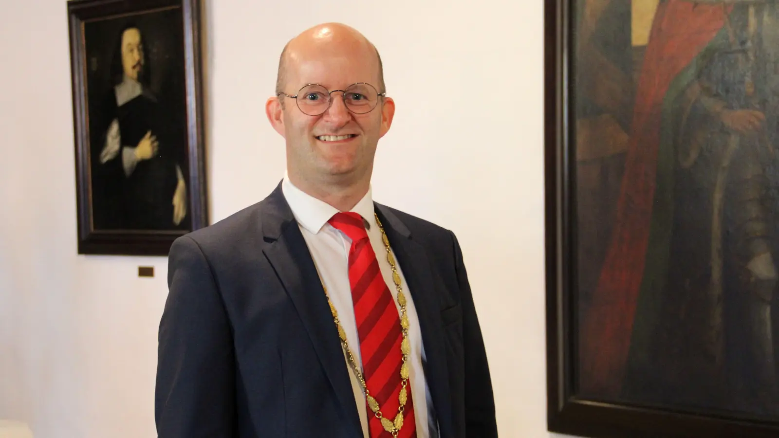 Oberbürgermeister Dr. Markus Naser vergangene Woche während des Empfangs für die Handball-Weltmeister der TSV-2000-D-Jugend im Rathaus. Genau dort will er noch länger bleiben. (Foto: Clarissa Kleinschrot)