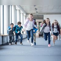 Am liebsten wollen die Erstis alles auf einmal in ihrer Schule erkunden. (Foto: Westend61/dpa-tmn)