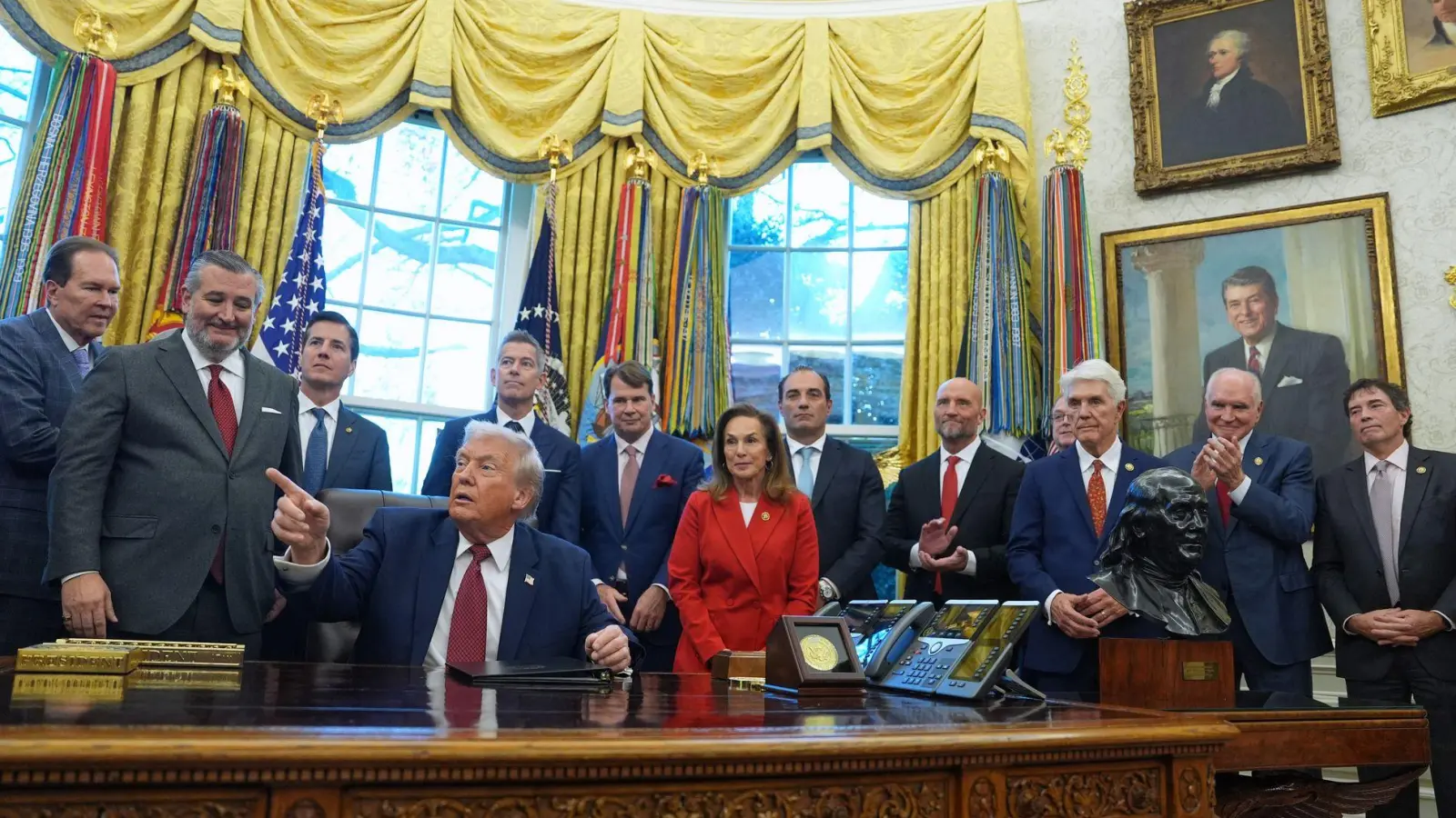 US-Präsident Donald Trump hält nichts von den Kraftstoffverbrauchsvorgaben seines Vorgängers Joe Biden. (Foto: Evan Vucci/AP/dpa)