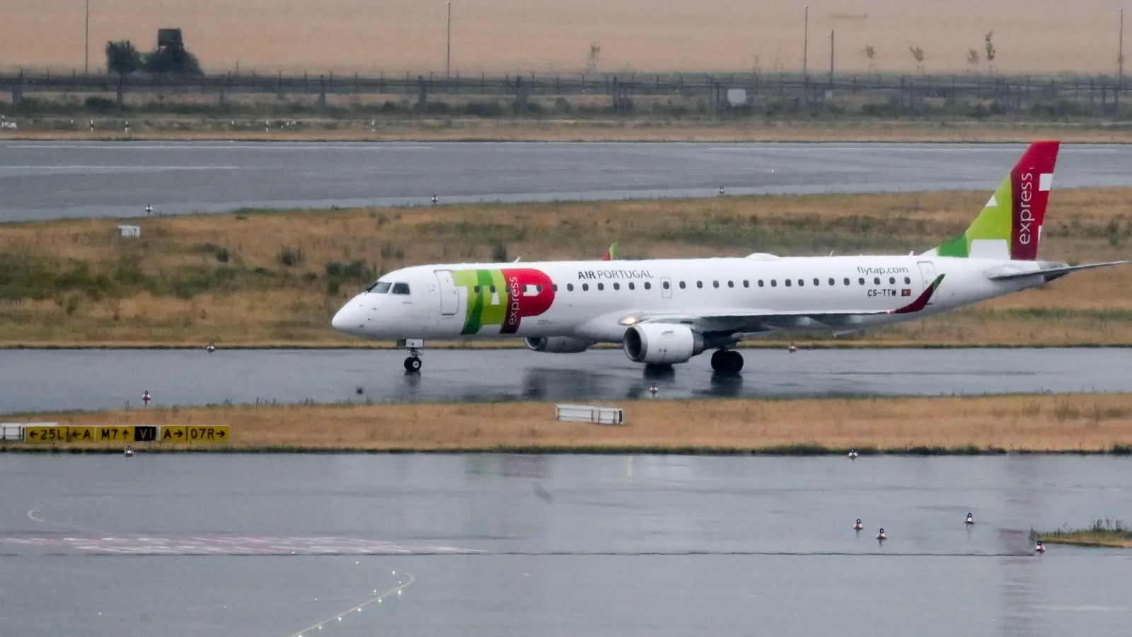 Die 1945 gegründete TAP hat als größte Fluggesellschaft Portugals mehr als 8.000 Mitarbeiter. (Archivfoto) (Foto: Jens Kalaene/dpa-Zentralbild/dpa)
