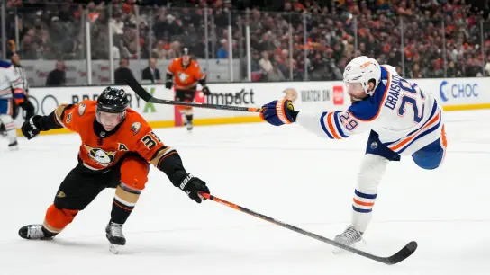 Oilers-Star Leon Draisaitl (r) traf gegen die Ducks. (Foto: Jae C. Hong/AP/dpa)