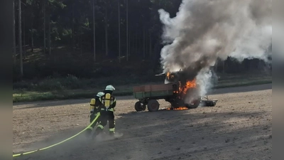 Der Traktor stand komplett in Flammen. (Foto: Kreisfeuerwehrverband)