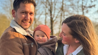 „Hanna ist für uns keine Belastung, sondern ein Segen”: Anika und Adrian Scherb mit ihrer Tochter Hanna. (Foto: Evi Lemberger)