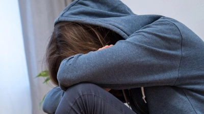 Wenn die Kraft zum Weitermachen fehlt, gibt es Anlaufstellen, die gut helfen können - auch speziell für junge Menschen, vor Ort und online. (Foto: Christin Klose/dpa-tmn)