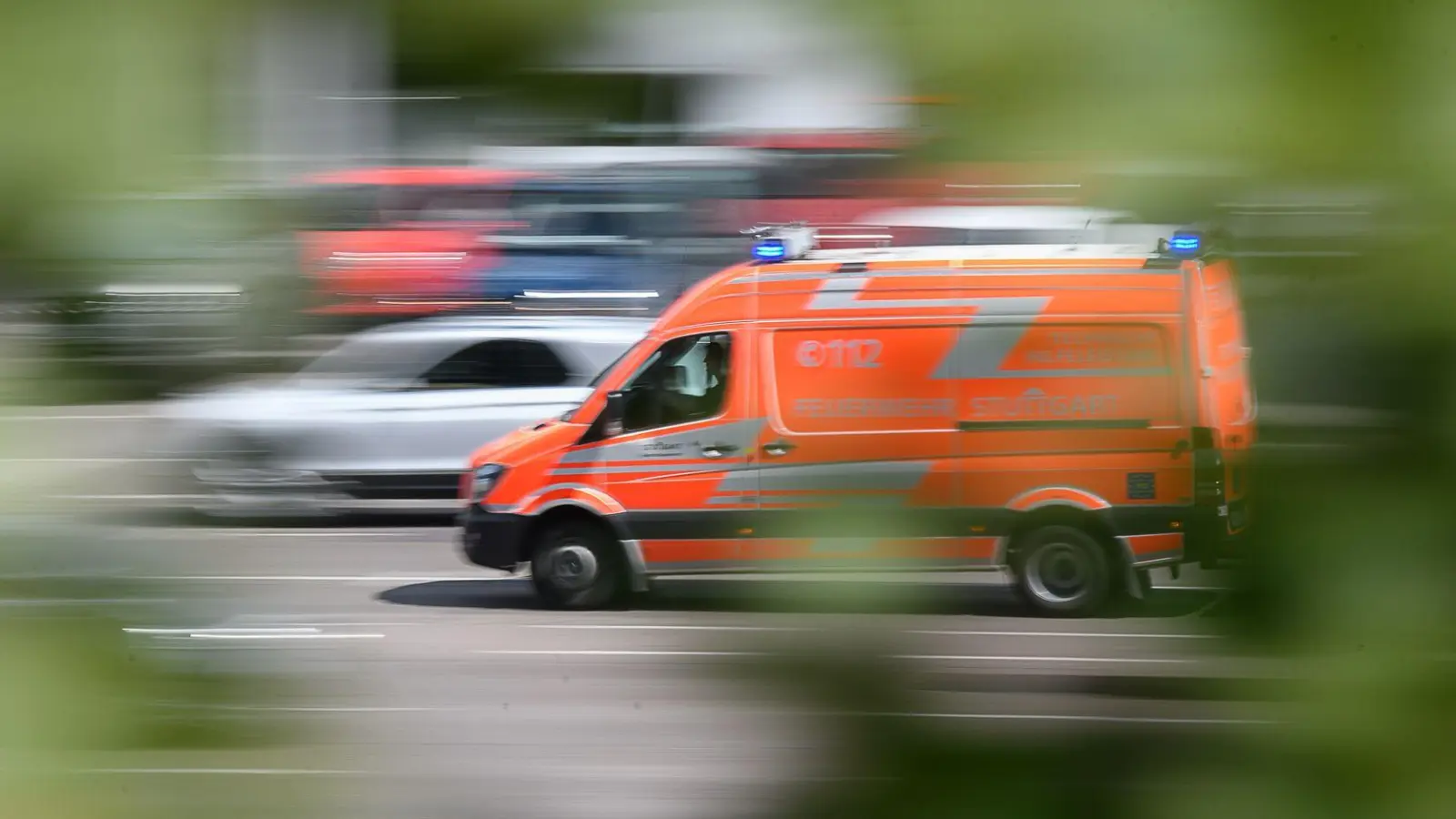 Rettungskräfte brachten den schwer verletzten Fahrer des Traktors in ein Krankenhaus. (Symbolbild) (Foto: Sebastian Gollnow/dpa)