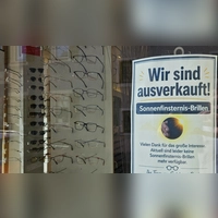 Wer zu spät kommt... Auf die Schnelle sind wenige Stunden vor dem Ereignis kaum noch Sonnenfinsternis-Schutzbrillen zu bekommen. Viele Optiker in der Region, wie hier in Feuchtwangen, melden „ausverkauft”. (Foto: Wolfgang Grebenhof)