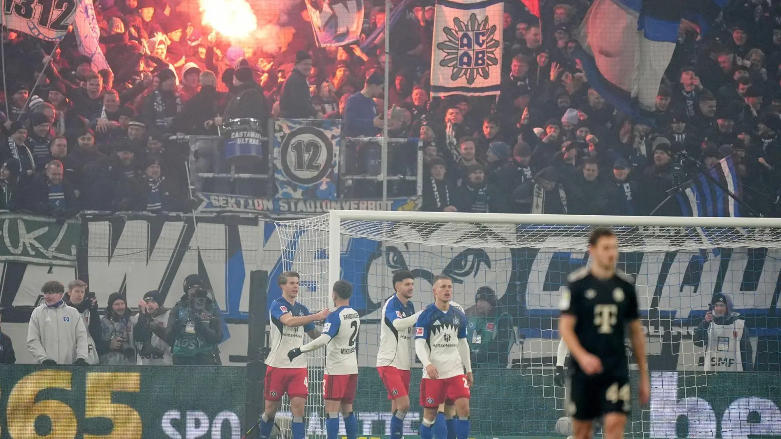 Gefeierter HSV-Mann Luka Vuskovic (l) nach seinem Tor zum 2:2. (Foto: Marcus Brandt/dpa)
