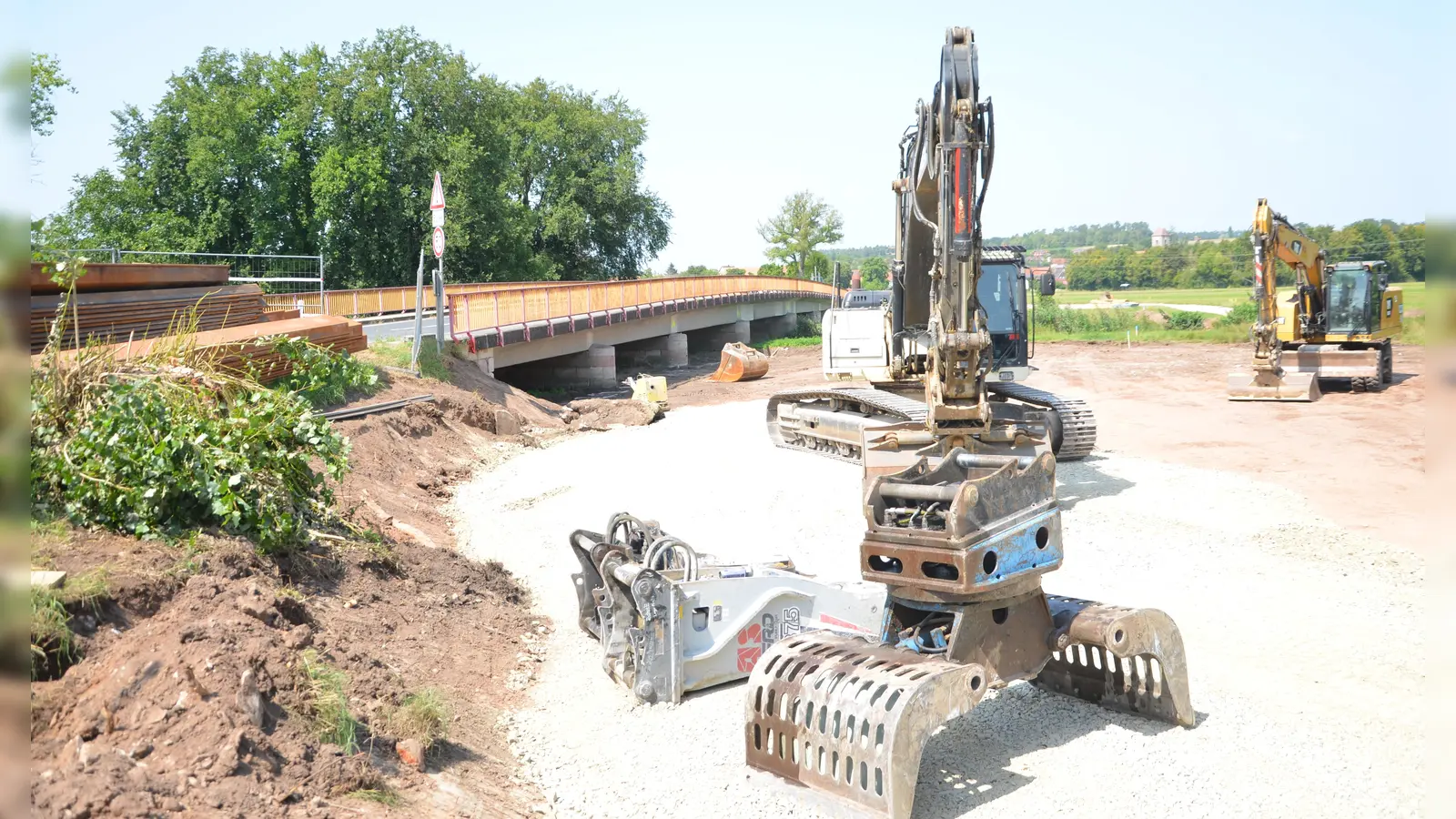 Die Vorarbeiten für den Brücken-Neubau laufen auf Hochtouren, ab Montag muss die Strecke dann für rund drei bis vier Wochen gesperrt werden. (Foto: Christa Frühwald)