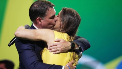 Flávio Bolsonaro küsst seine Frau Fernanda während des Parteitags der Liberalen Partei.  (Foto: Ettore Chiereguini/AP/dpa)