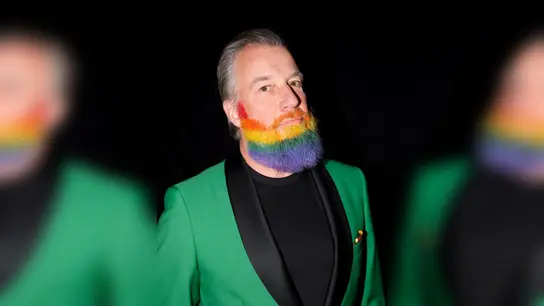 Als Zeichen gegen Diskriminierung hat Sänger Marc Marshall seinen Bart in Regenbogenfarben gefärbt. (Foto: Stefan Armbruster/dpa)