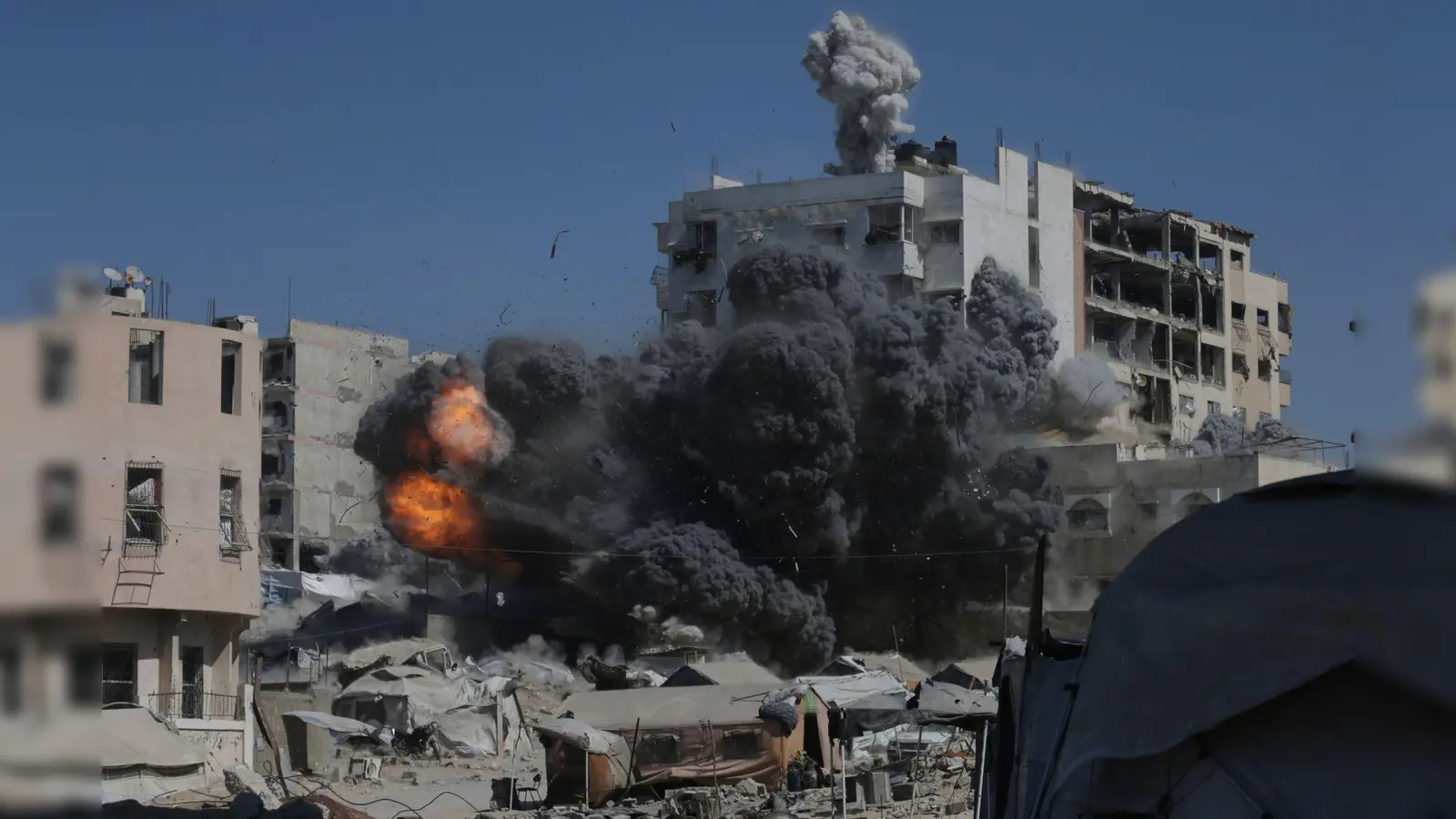 Bei neuen Angriffen des israelischen Militärs im Gazastreifen sind Berichten zufolge mindestens 39 Menschen getötet worden.  (Foto: Yousef Al Zanoun/AP/dpa)