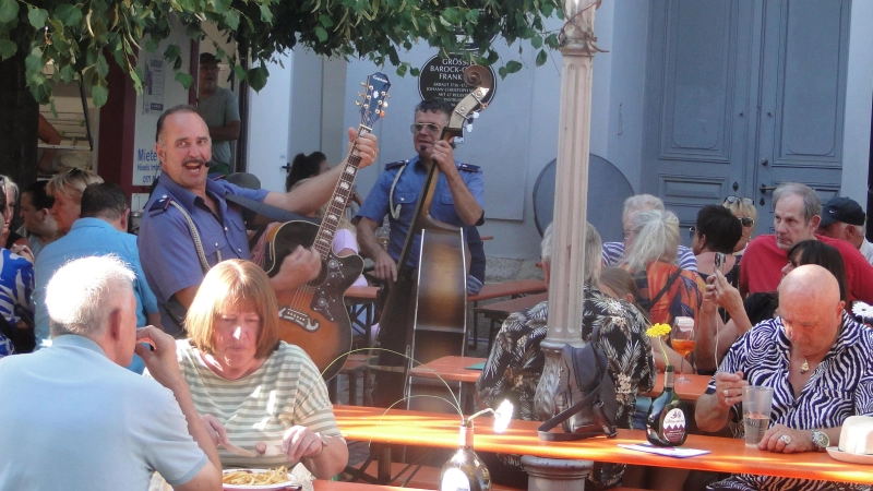 Die Rossinis heizten den Besucherinnen und Besuchern mit italienischen und internationalen Songs ein. (Foto: Winfried Vennemann)
