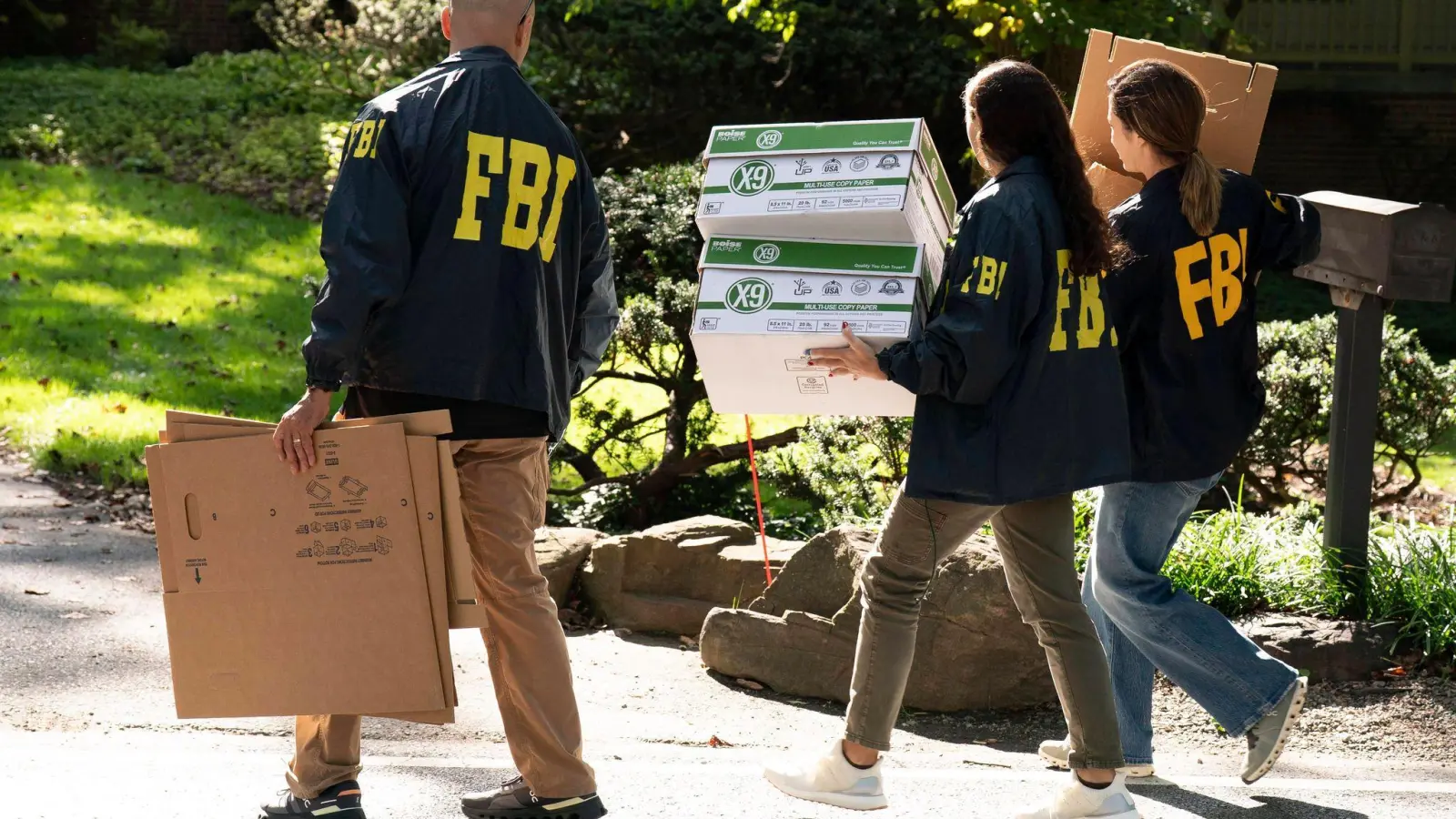 Das FBI durchsucht Boltons Haus. (Foto: Jose Luis Magana/FR159526 AP/AP/dpa)