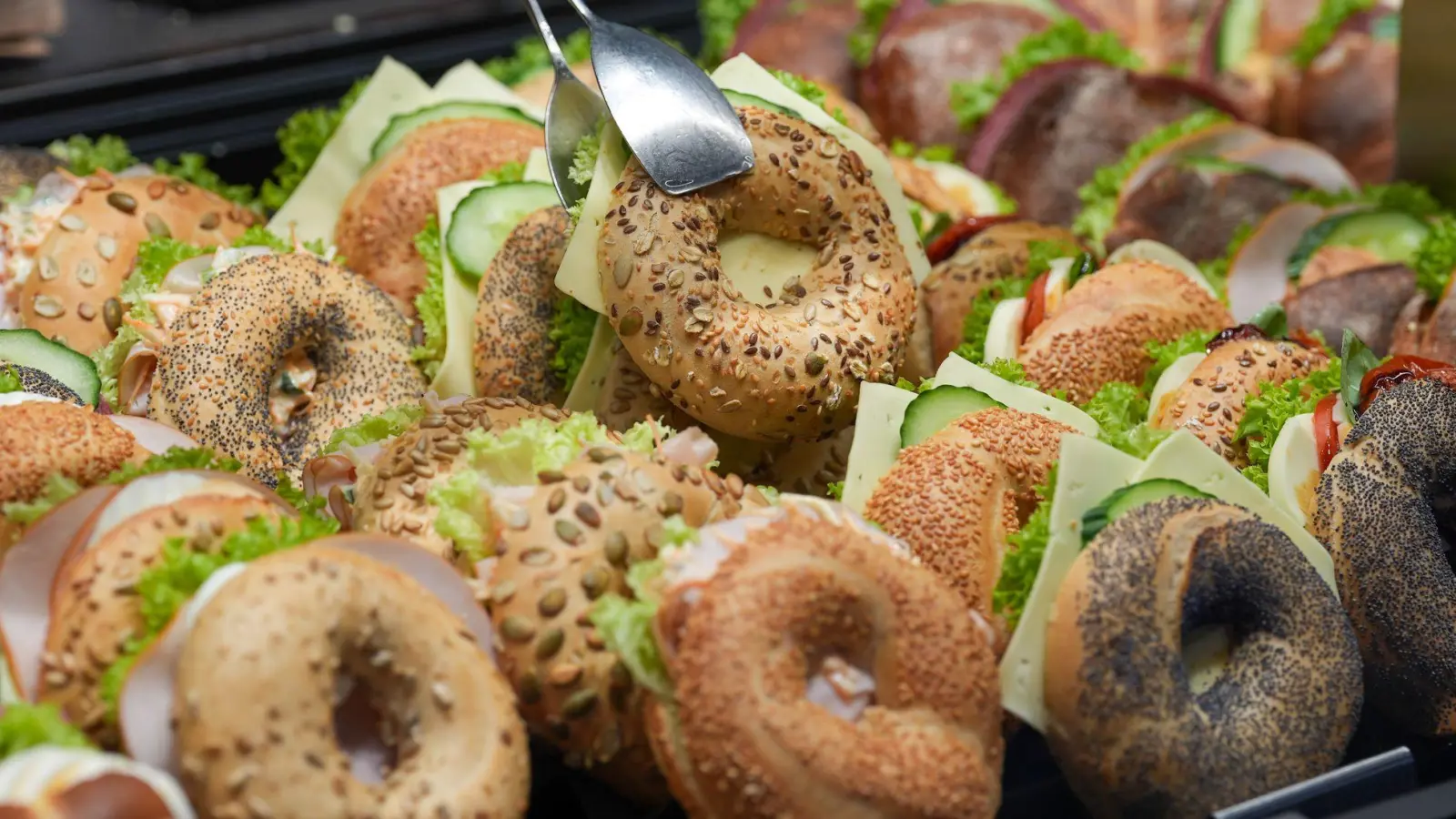Belegte Brötchen in einer Bäckerei-Theke - manch einer, der schnell etwas essen möchte, greift hier zu. (Symbolbild) (Foto: Marcus Brandt/dpa/dpa-tmn)