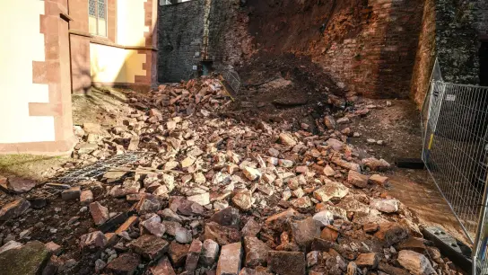 Ein Teil einer historischen Mauer ist in der Wertheimer Altstadt eingestürzt. (Foto: Christoph Schmidt/dpa/Archivbild)