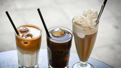 Kaffeekonzentrat kann man mit Milch oder Wasser verlängern und mit Eiswürfeln oder Sahne servieren - die Möglichkeiten sind vielfältig. (Archivbild) (Foto: Jens Kalaene/dpa)