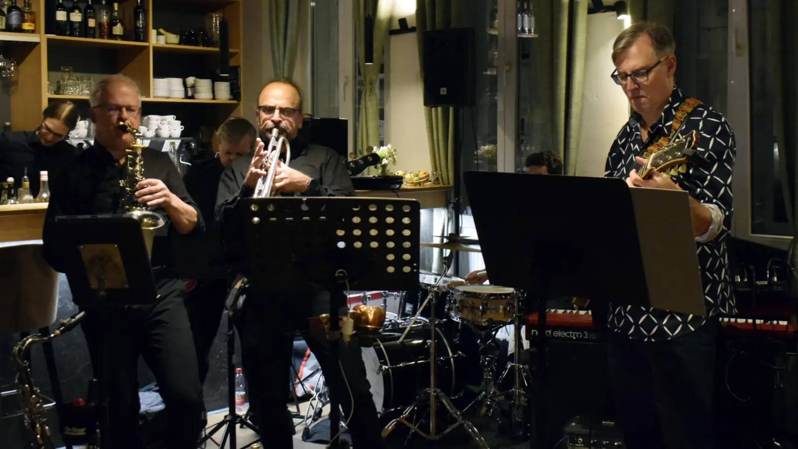 Die Band Nightwalk mischte im Rau &amp; Fein ordentlich mit Swing auf. (Foto: Christina Özbek)