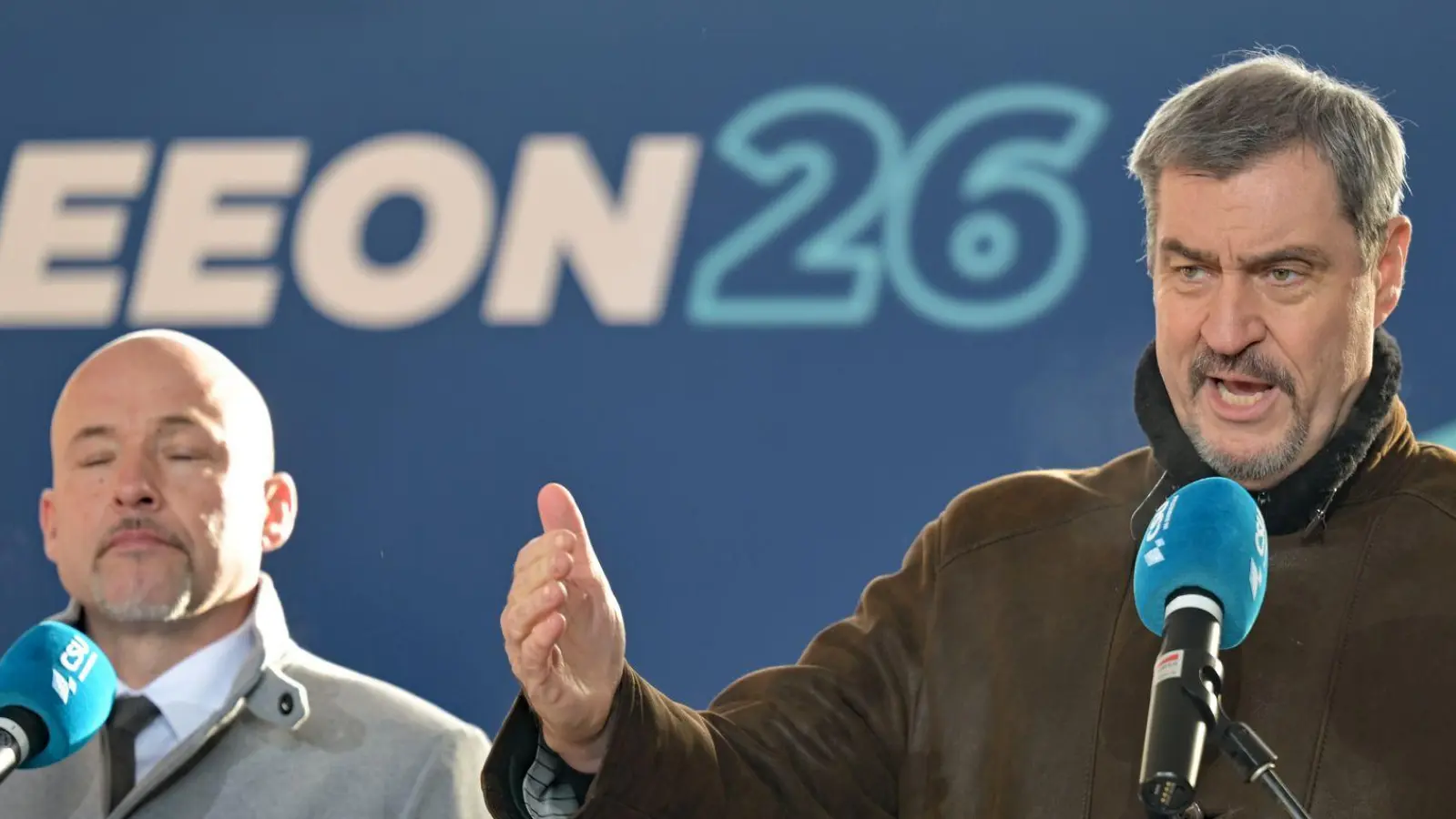 CSU-Chef Söder und Landesgruppenchef Hoffmann (links) fordern wie CDU-Chef Merz eine klare Priorität der Regierungsarbeit auf Wirtschaftswachstum.  (Foto: Malin Wunderlich/dpa)