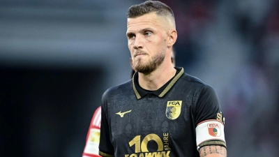 Der Kapitän bleibt: Der FC Augsburg hat mit Jeffrey Gouweleeuw noch einmal um ein Jahr verlängert. (Archivbild) (Foto: Harry Langer/dpa)