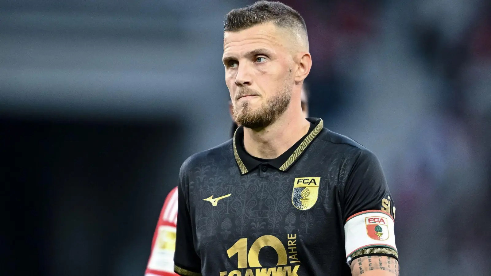 Der Kapitän bleibt: Der FC Augsburg hat mit Jeffrey Gouweleeuw noch einmal um ein Jahr verlängert. (Archivbild) (Foto: Harry Langer/dpa)