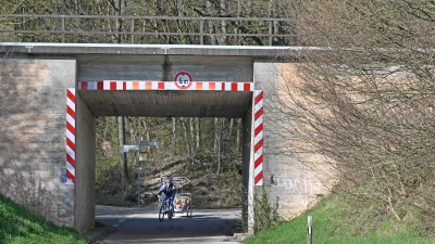 Fußgänger und Radfahrer gegen Auto: Dieses gefährliche Ungleichgewicht an der Bahnunterführung der Bocksbergsiedlung soll nun entschärft werden. Vor der Engstelle wird an allen Seiten eine Ampel installiert. (Foto: Jim Albright)