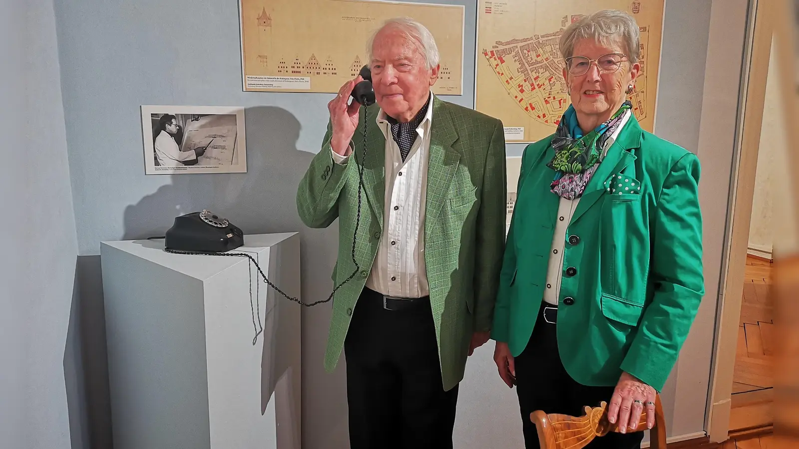 Zum Rothenburger Umgang mit dem Thema Wiederaufbau nach dem Krieg wurde für die Ausstellung auch der frühere Stadtbaumeister Michael Severini befragt. Das Gespräch mit ihm kann an einer Telefonstation abgehört werden. Mit seiner Frau Gisela probierte der 88-Jährige das selber aus. (Foto: Jürgen Binder)