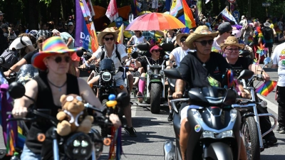 Die Parade ist eingebettet in ein dreitägiges Straßenfest mit Konzerten, Karaoke, politischen Gesprächsrunden und Partys.  (Foto: Felix Hörhager/dpa)