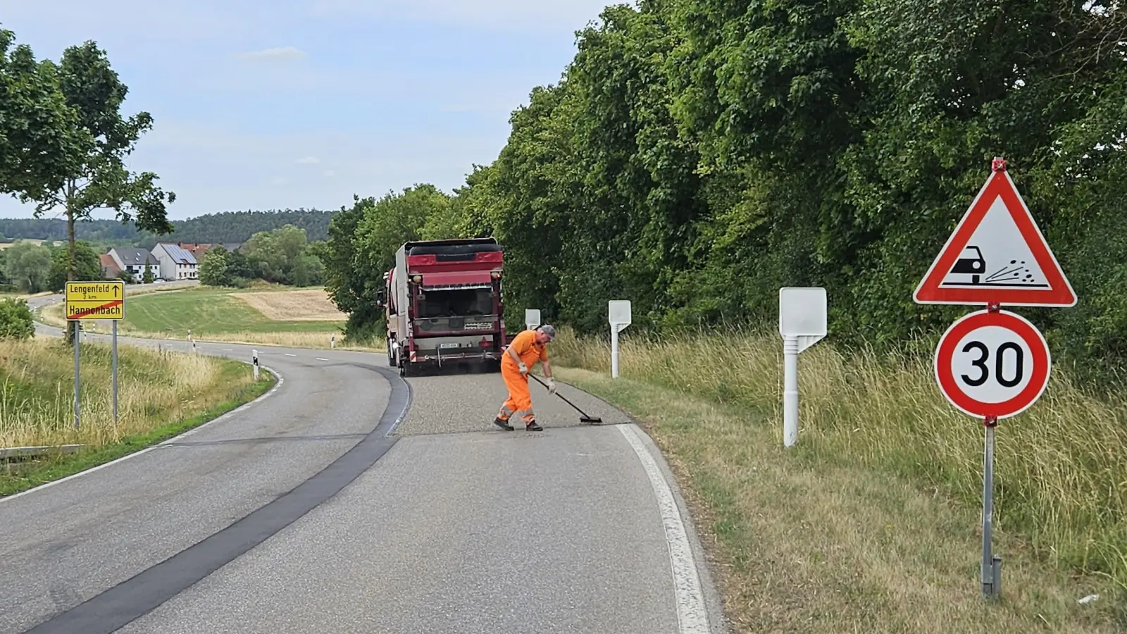 Splitt wurde am Dienstag auf der Staatsstraße bei Hannenbach aufgetragen. (Foto: Wolfgang Grebenhof)
