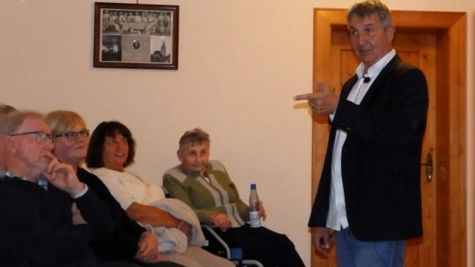 Lothar Schmidt bei seinem Vortrag über den Bauernkrieg 1525 in Ohrenbach. (Foto: Karl-Heinz Gisbertz)