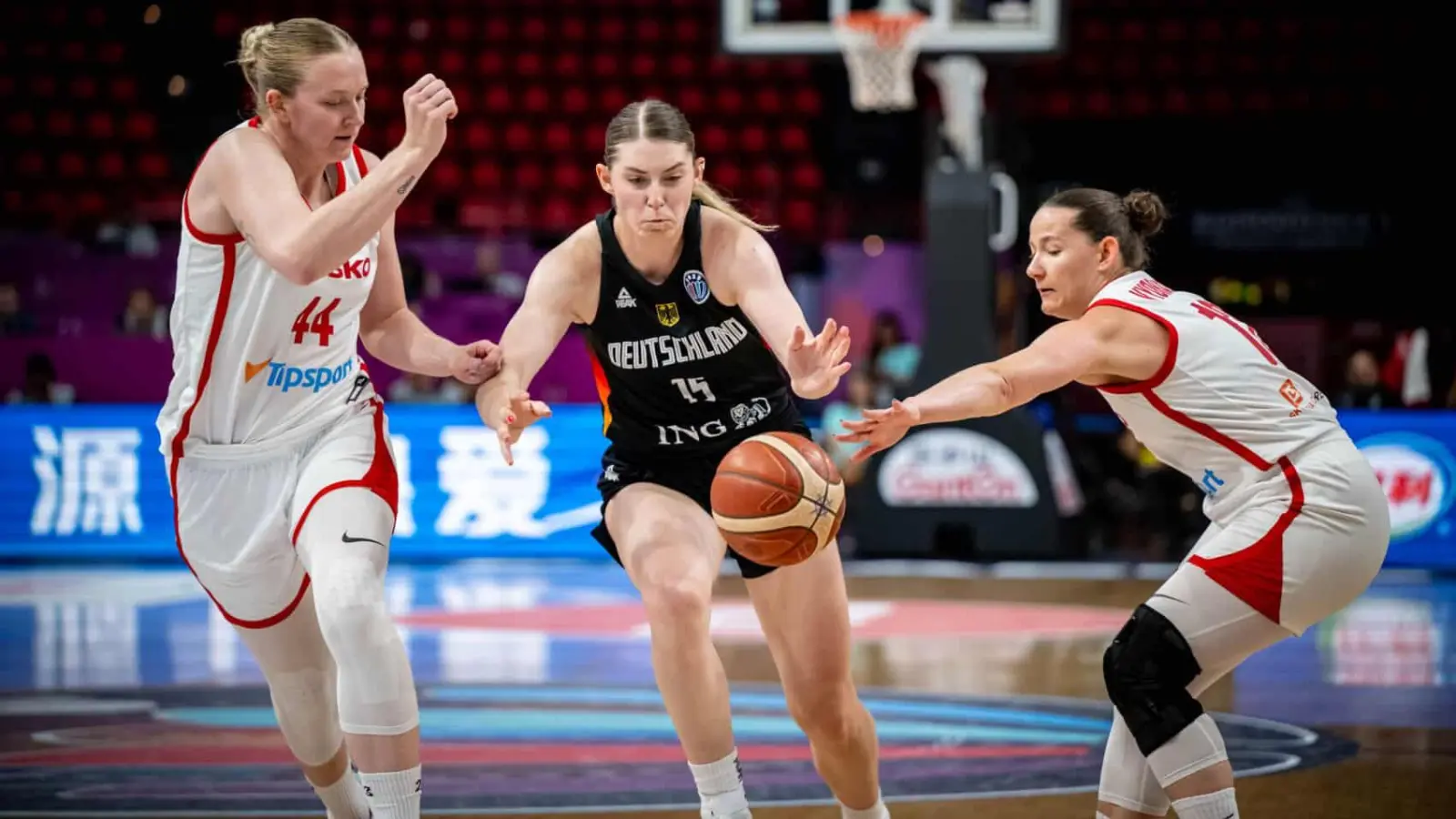 Ab durch die Mitte: Luisa Geiselsöder erzielte im Platzierungsspiel gegen Tschechien 13 Punkte. (Foto: Tilo Wiedensohler/camera4)